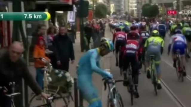 Si pedala e si cade fra le rotaie del tram