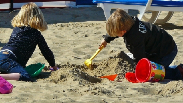 Bambini che giocano insieme al mare