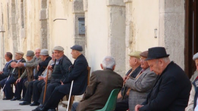 Pensionati a riposo (foto da ilsaltodirodi).