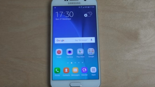 Samsung S6 (nella foto la versione flat)