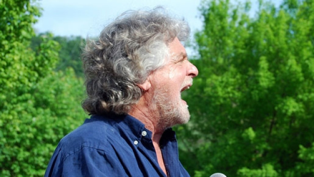 Beppe Grillo guida l'attacco al PD