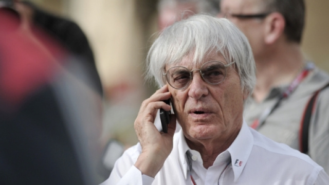 Bernie Ecclestone parla al telefono