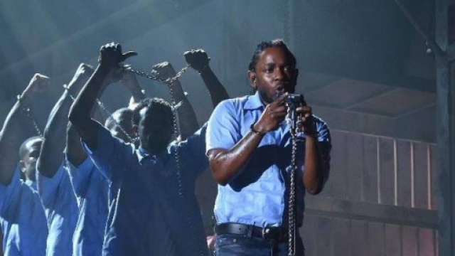 Kendrick scalda il pubblico dei Grammy 2016