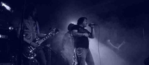 Dave Evans fue reemplazado por Bon Scott en 1974