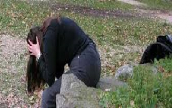 Il ' molestatore' si nascondeva dietro i cespugli.