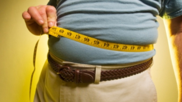 Un uomo si misura il girovita.