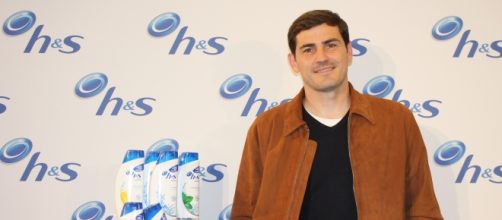Iker Casillas posando para la marca de champ&uacute; de la que es embajador.