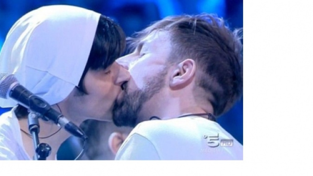 Amici 15: bacio tra Daniele ed Alessandro de La Rua.