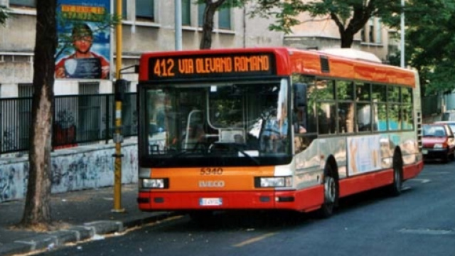 Bus ATAC in servizio nella citt&agrave; Roma