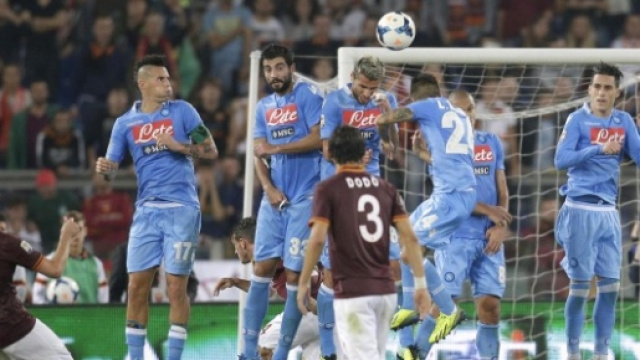 Pjanic contro il Napoli nel 2013/14. La punizione del vantaggio giallorosso