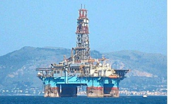 Una piattaforma vicino alla costa