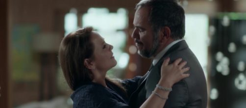 Lili e Germano se beijam durante jantar na mans&atilde;o