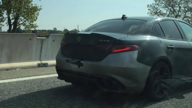 Alfa Romeo Giulia Q.v. e 2.2 jtdm video spy dalla A4 Torino-Milano