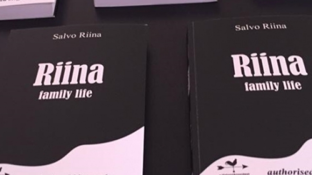 Copie del contestato libro scritto dal figlio di Tot&ograve; Riina