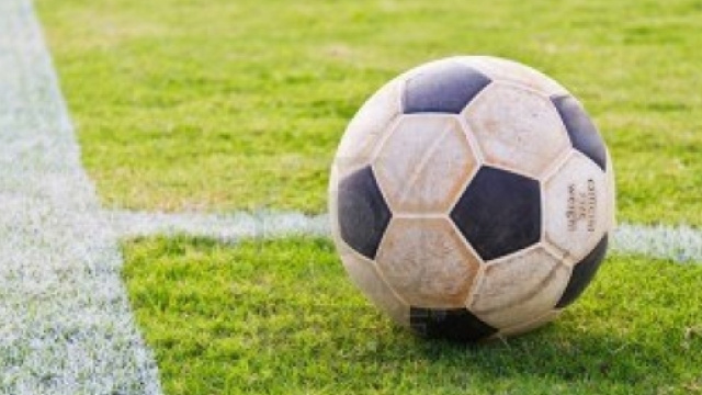 Costretto a tagliarsi la cresta per giocare a Calcio.