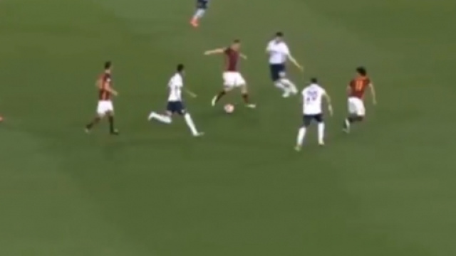 Roma Bologna 1 a 1. Totti lancia Salah sul filo del fuorigioco per il gol del pari.