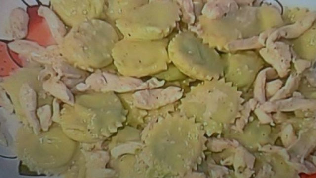 Marubini di piselli e robiola con petto di pollo croccante al sesamo