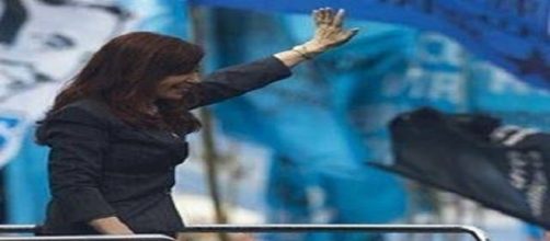 CFK saludando a su militancia.
