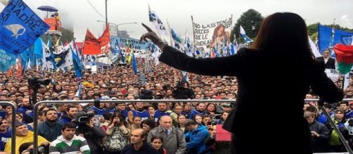 Cristina Fernandez de Kirchener a la salida de Comodor Py.