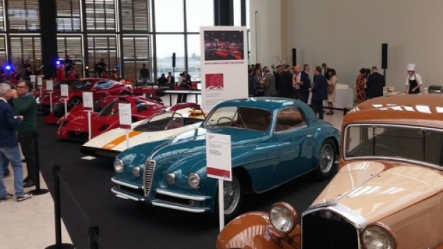 Al nuovo centro commerciale ad Arese Omaggio alla storia dell' Alfa Romeo, foto Giovanni Lanza
