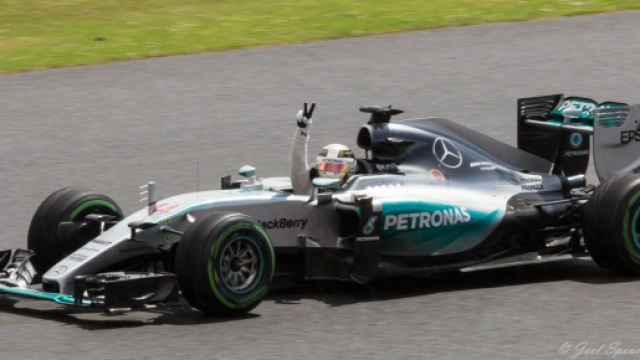 Lewis Hamilton penalizzato al Gp di Cina 2016.