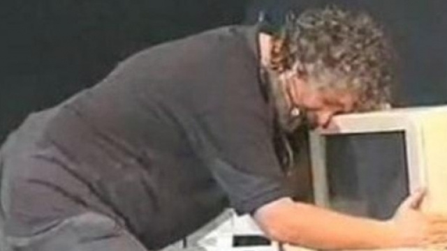Beppe Grillo in uno spettacolo a teatro