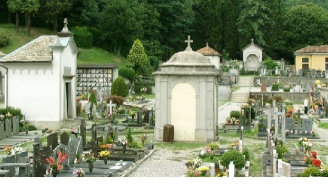 Cimitero con tombe e suppellettili