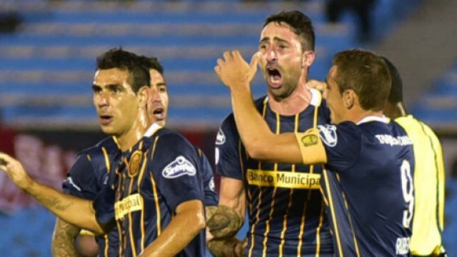 Festa Rosario Central dopo la rete di Donatti, difensore-goleador