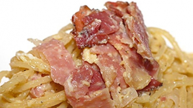 Spaghetti conditi con il tradizionale sugo di pancetta e uova.