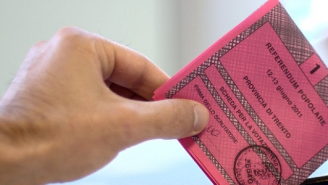 Al seggio per il voto referendario