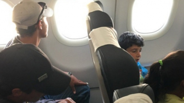 I profughi in volo con Papa Francesco verso il Vaticano