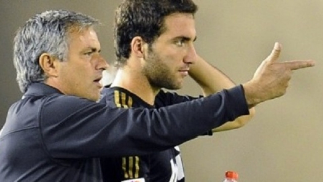 Jos&egrave; Mourinho e Gonzalo Higuain ai tempi del Real Madrid
