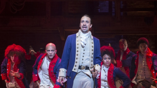 Lin Manuel Miranda nei panni del protagonista della piece teatrale "Hamilton"