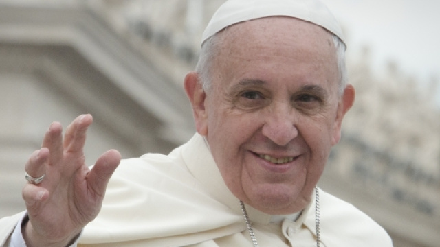 Papa Bergoglio va in Grecia senza accorgersene.