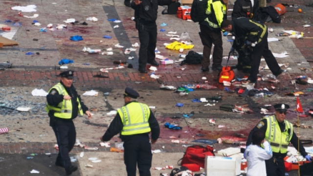 Attentato a Kaboul, attacco suicida dei talebani: il video dei danni