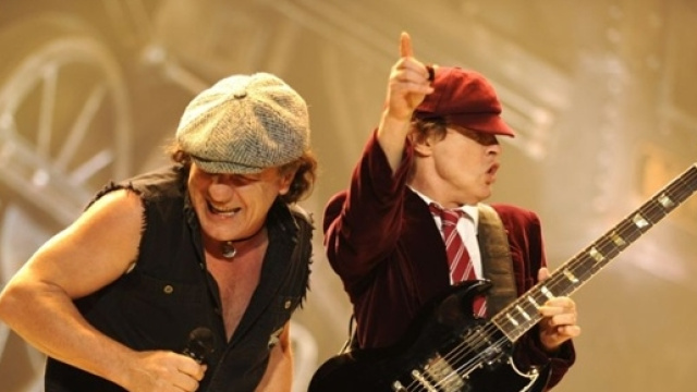 Brian Johnson e Angus Young degli AC/DC