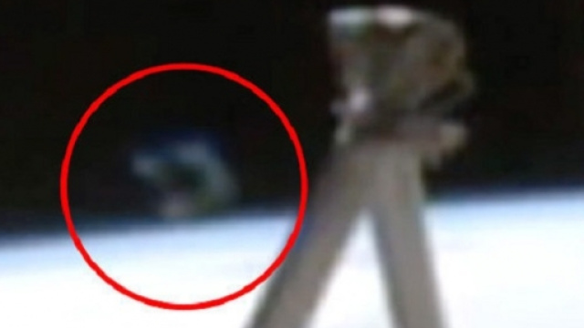 UFO ripreso dalla Nasa vicino alla Stazione Spaziale Internazionale