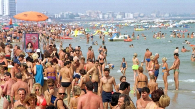 Una spiaggia italiana affollata