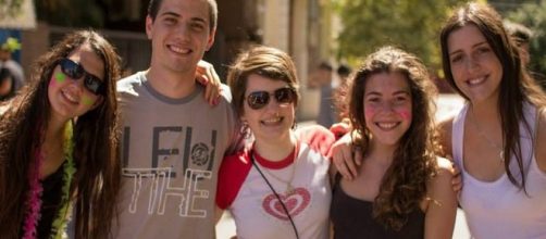 Lara Ordano es la mujer que est&aacute; ubicada en centro de sus amigos