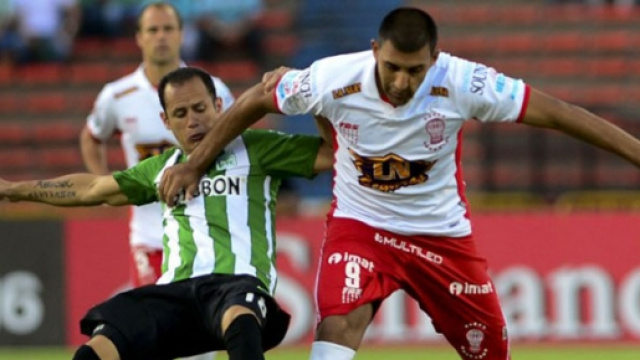Contrasto tra Arias ed Abila durante Atletico Nacional-Huracan