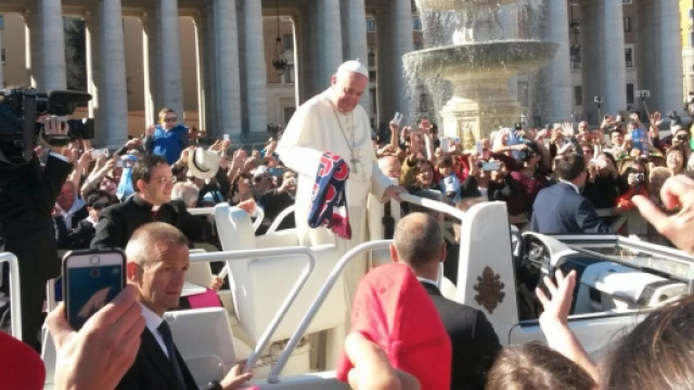 Papa Francesco riceve la sciarpa del Crotone.