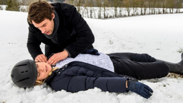 Sebastian mentre soccorre Luisa.