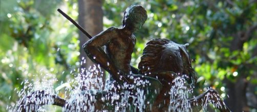 Escultura de Sant Jordi en una fuente