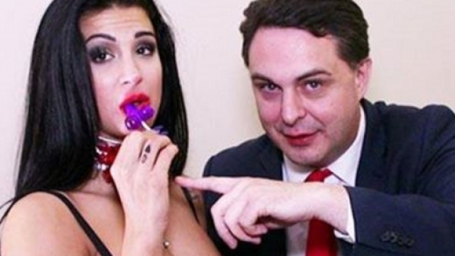 Dipr&egrave; protagonista di video trasgressivi