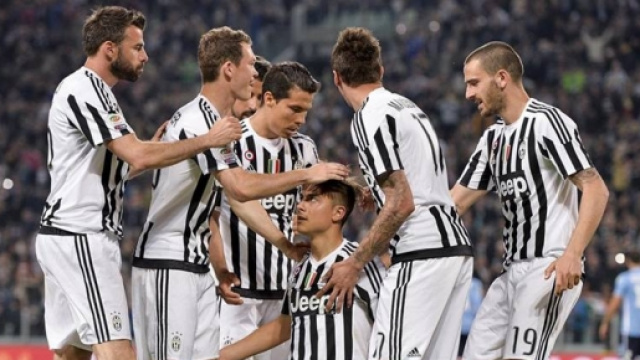 Dybala festeggiato dai compagni di squadra