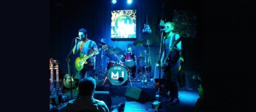 Manodepiedra abriendo el show de Vox Dei