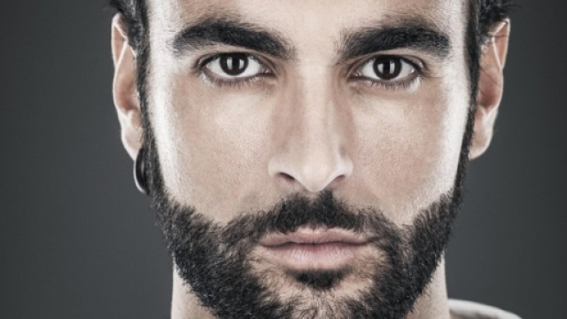 Marco Mengoni risponde alle avances di Bosco Cobas, amico di Jonas Berami