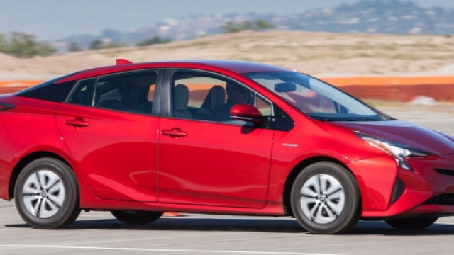 la nuova Toyota Prius 2016 rossa