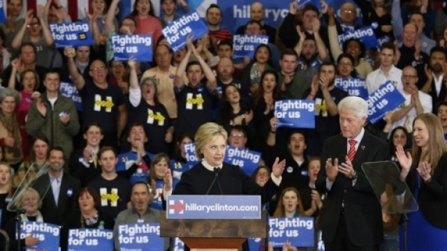 Hillary Clinton con il marito ed ex presidente Bill e la figlia Chelsea