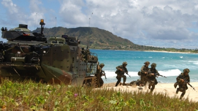 Un'esercitazione militare: giochi di guerra sempre pi&ugrave; presenti nelle spiagge sarde.